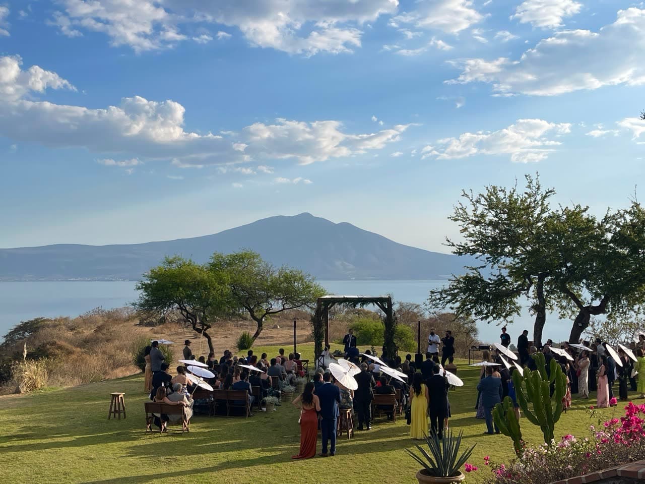Audio para ceremonia al aire libre con vista al lago y las montañas