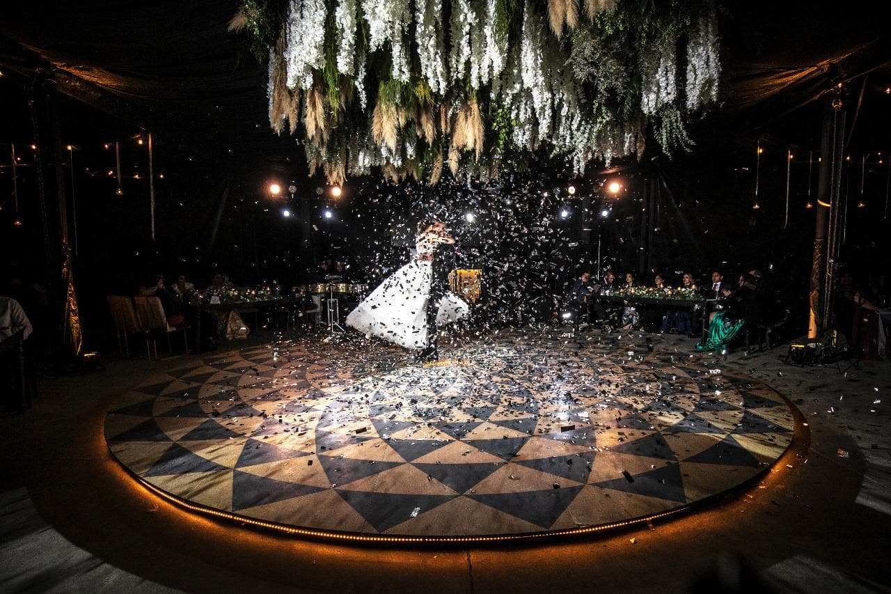 Lluvia de confeti metálico sobre pista de baile circular durante el vals