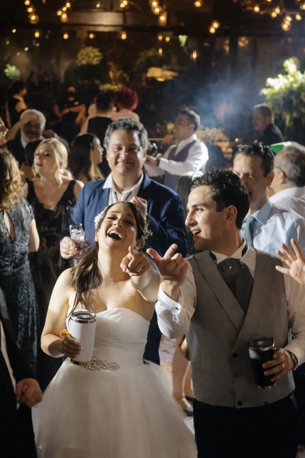 Invitados riendo y bailando en plena fiesta de boda