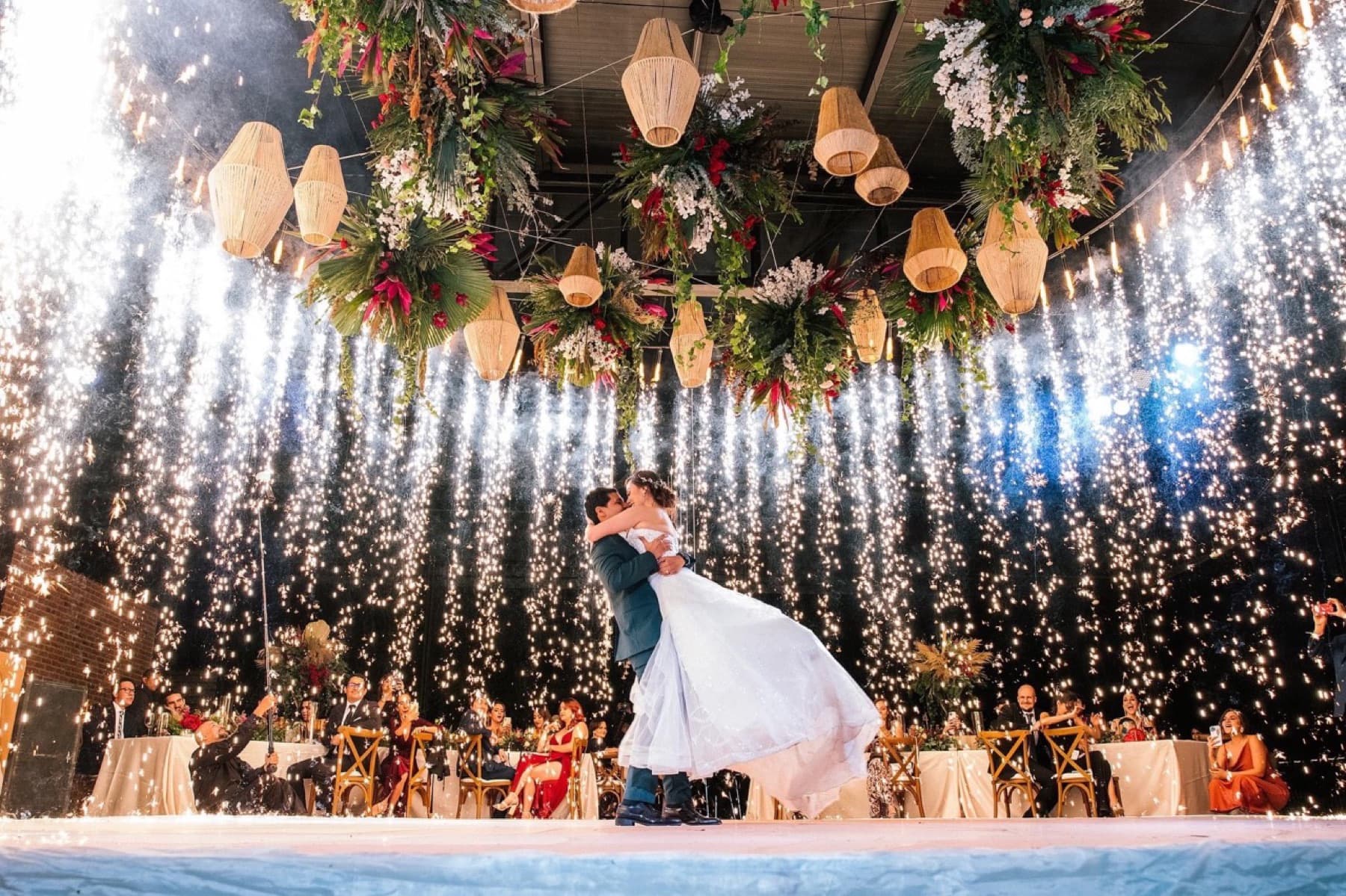Vals de boda con pirotecnia fría en hacienda de Guadalajara