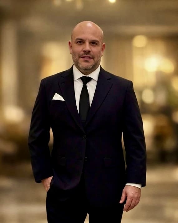 Salvador “Chava” Orellana — Fundador y director de producción