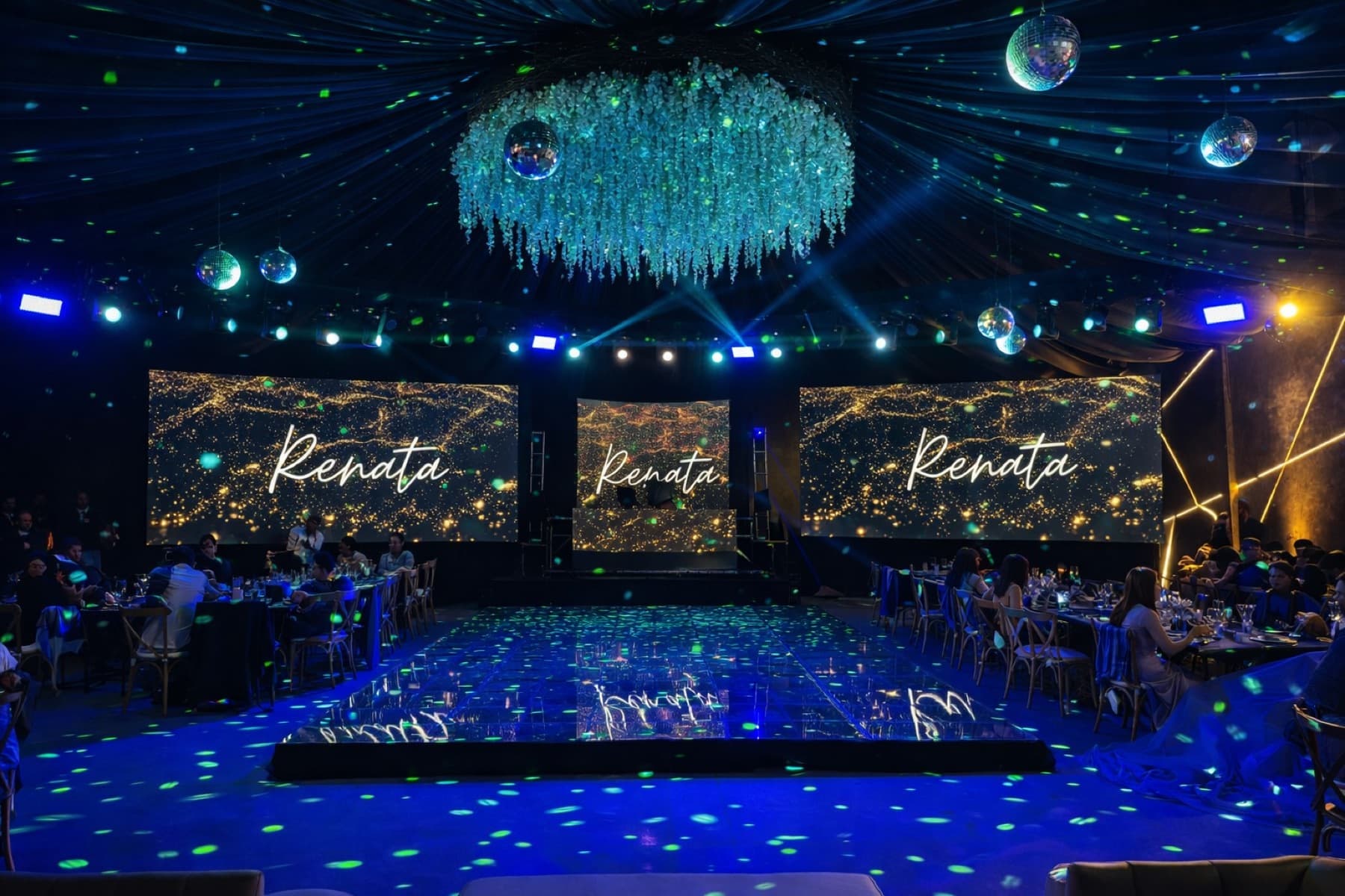 Fiesta de XV años con pantallas LED personalizadas y pista de cristal